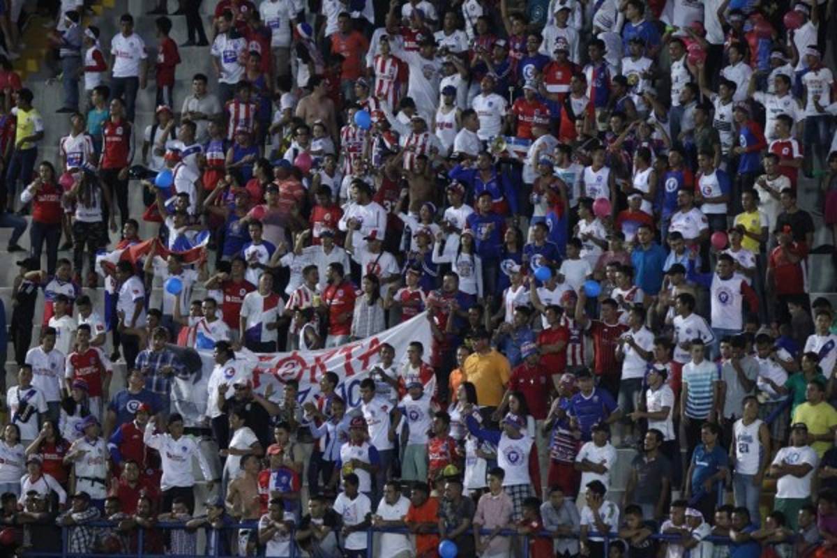 No se vio en TV: Los abrazos a Primi Maradiaga y la barra de Real España sí llegó al Morazán