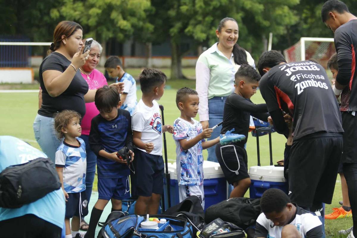 La Sub 17 de Honduras afinó detalles para viajar a Qatar: La exfigura de la 'H' que llegó a hablar con Luis Suazo y los niños pidiendo autógrafos