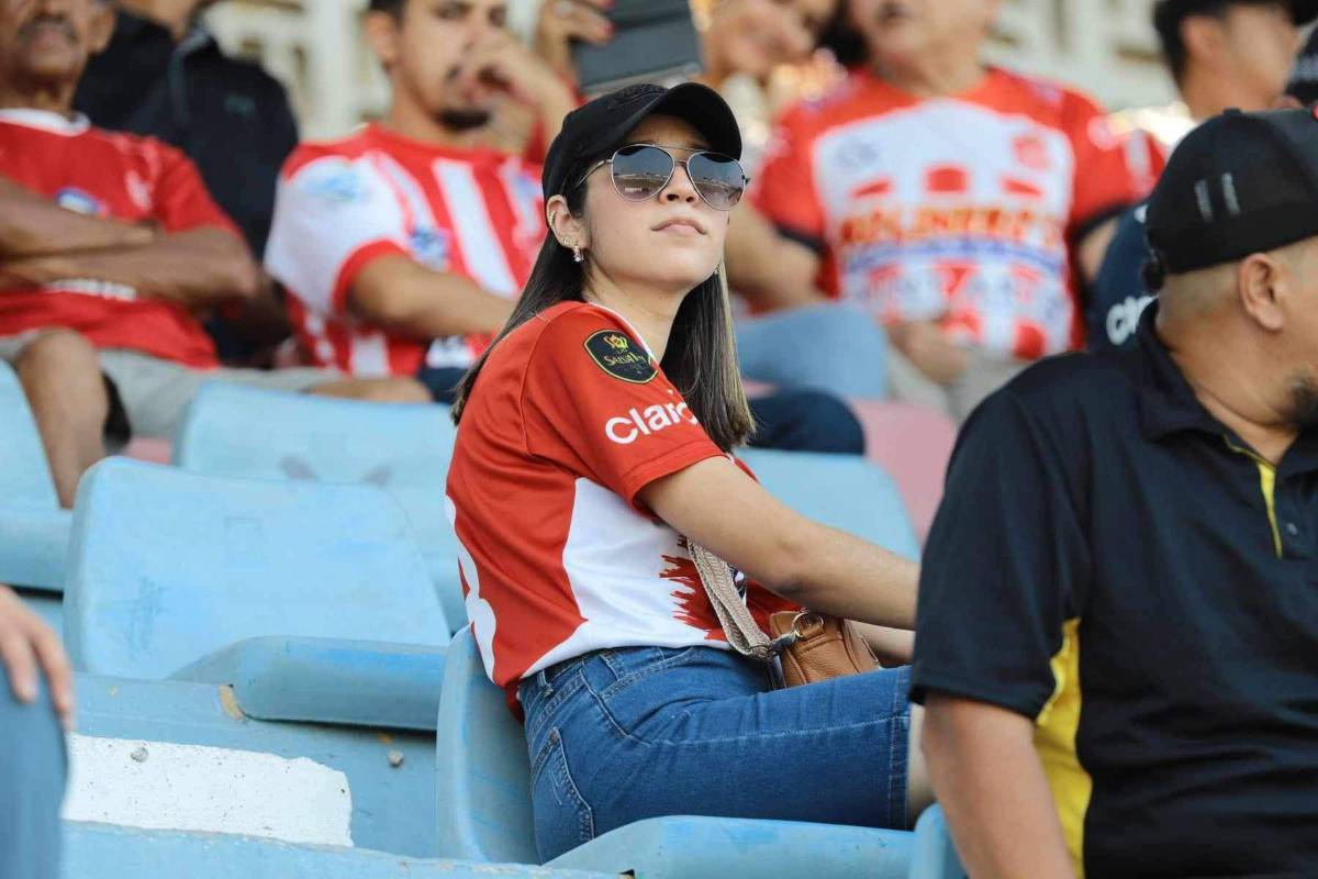 La reina que enamoró en La Ceiba y el Yankel estuvo lleno de hermosuras: las bellas mujeres que visitaron los estadios de Honduras