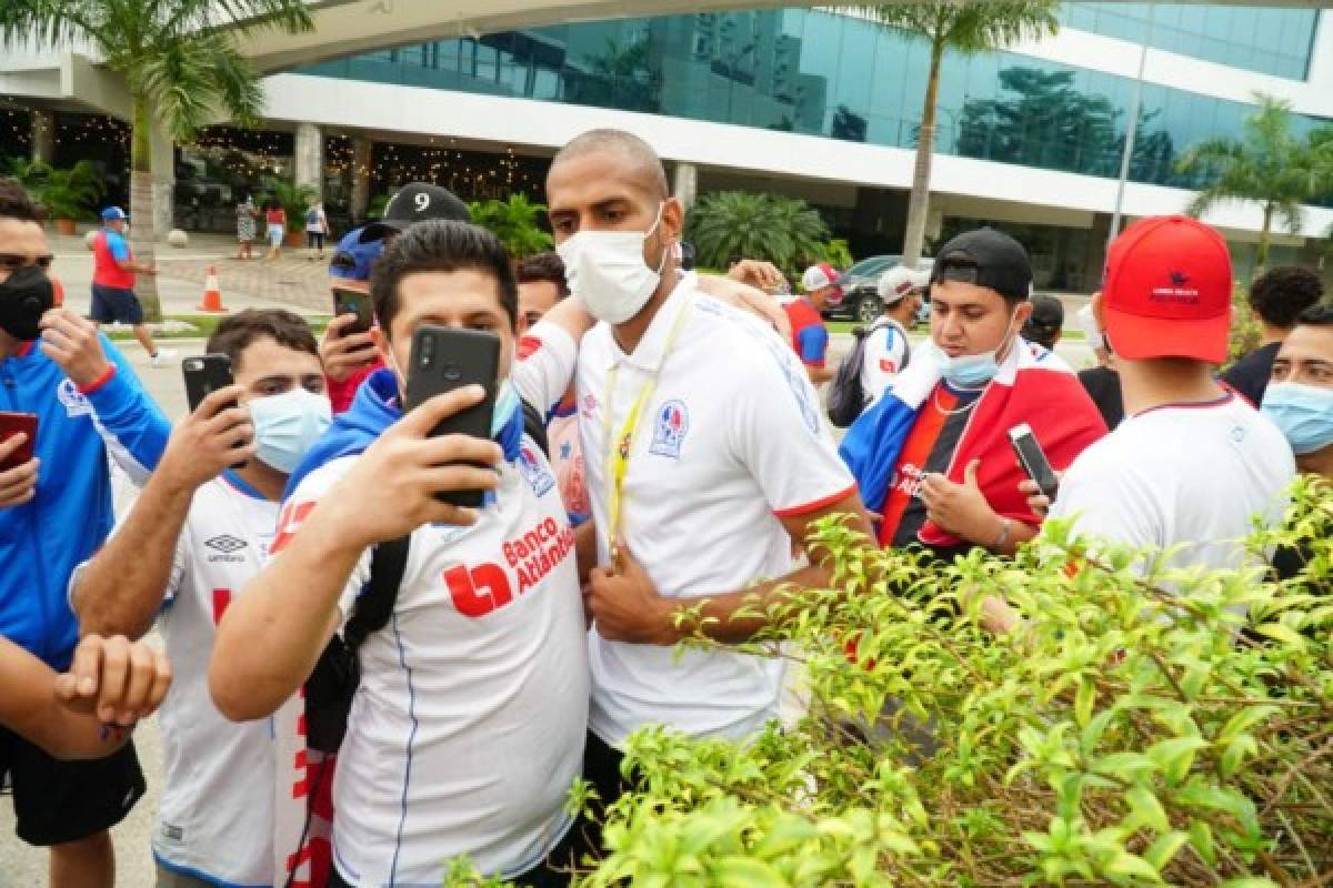 Hasta un legionario celebró la copa 32: Las otras imágenes del tremendo festejo del Olimpia