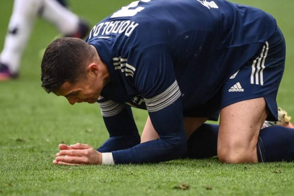 De rodillas y destruido: las duras imágenes de Cristiano Ronaldo tras sufrir otro ridículo con la Juventus