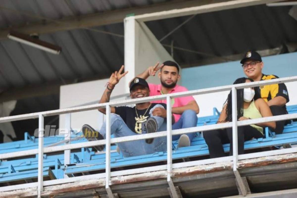 Kevin Álvarez como espectador desde el palco del Morazán durante el Real España-Real Sociedad