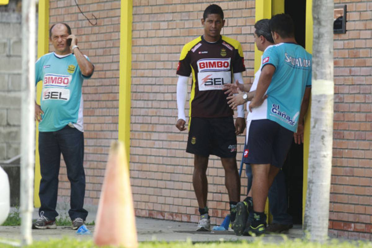 Médico recomienda que Carlo Costly no sea convocado a la Selección