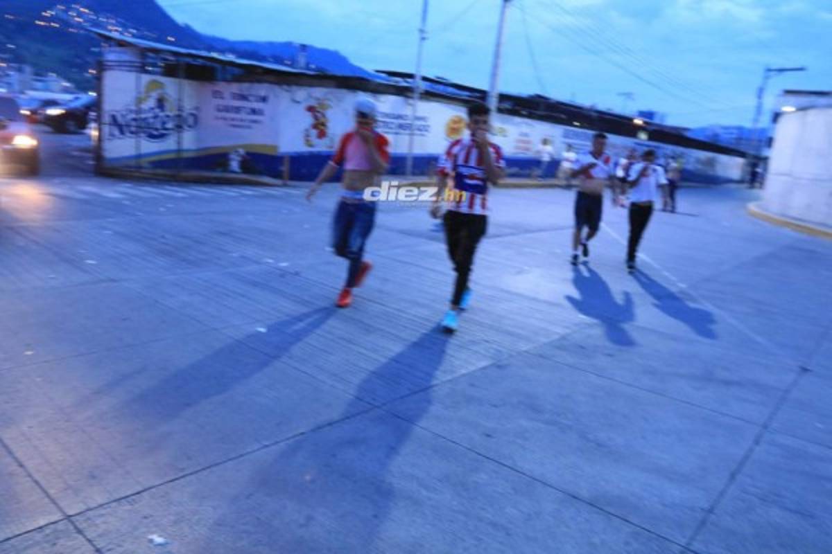 ¡Desmayados, disparos y gas lacrimógeno! El relajo en las afueras del Estadio Nacional