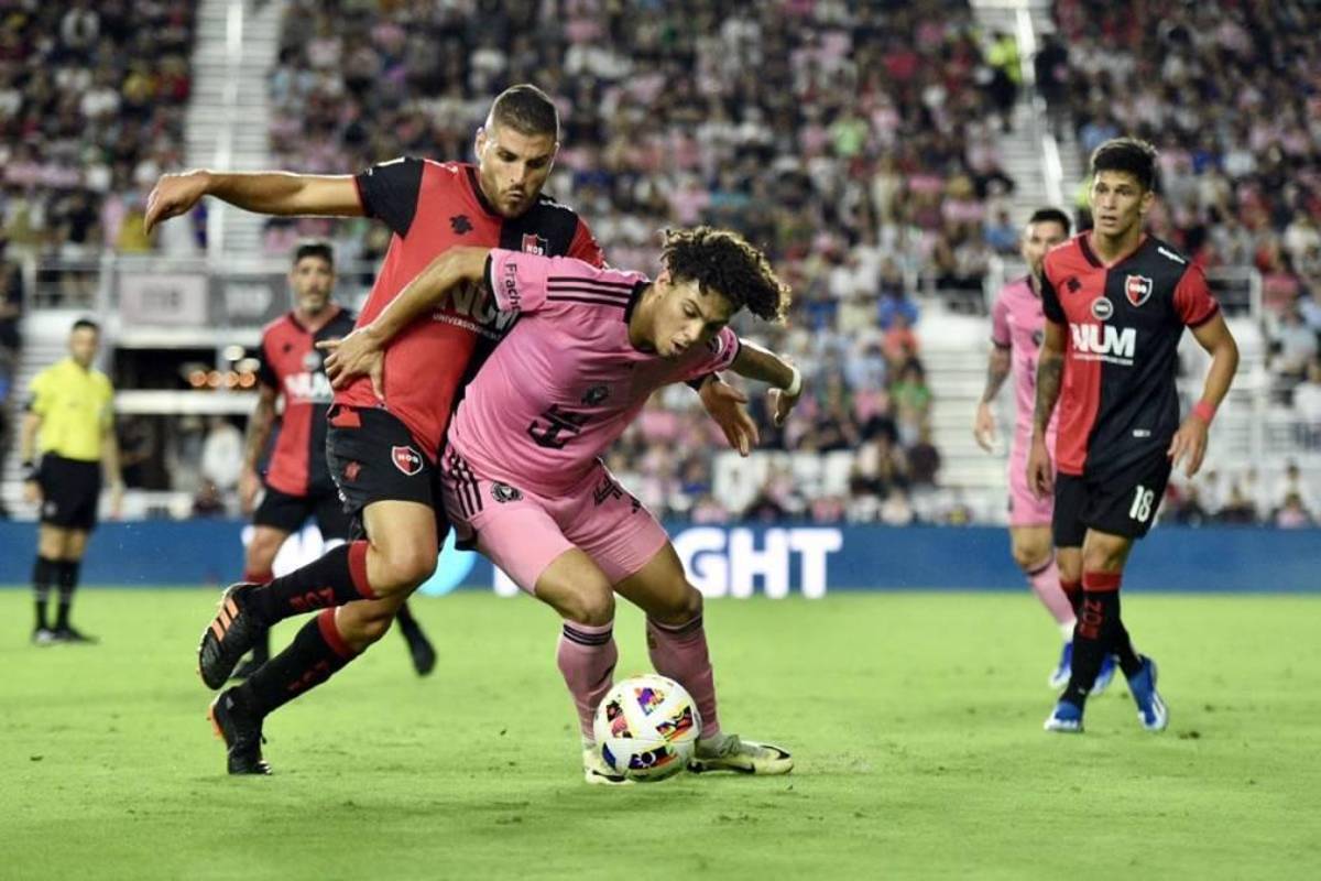 Beso a Messi, lindo gesto de Leo con Newell’s y el jugador que se llevó la camisa del “10” en su partido más especial