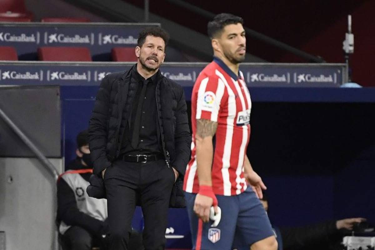 Atletico Madrid's Argentine coach Diego Simeone reacts during the Spanish League football match between Atletico Madrid and Getafe at the Wanda Metropolitano stadium in Madrid on December 30, 2020. (Photo by OSCAR DEL POZO / AFP)