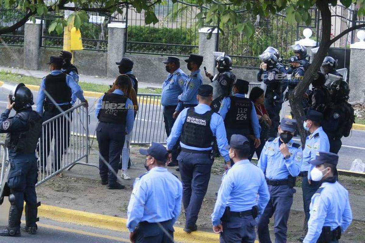 Estrictos controles de seguridad y banderazo: Así se vive la previa del clásico Olimpia - Motagua en el estadio Morazán