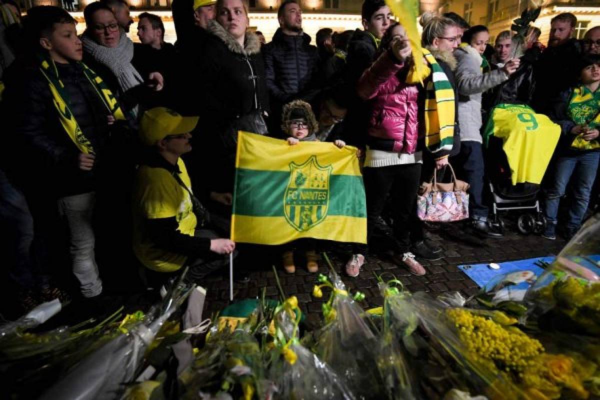 Llanto y oraciones: Conmovedor homenaje a Emiliano Sala por parte de los hinchas del Nantes