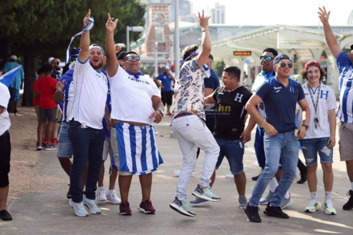 Honduras está bien arropado ante Panamá; la afición y belleza hondureña presente en el BBVA Compass de Houston