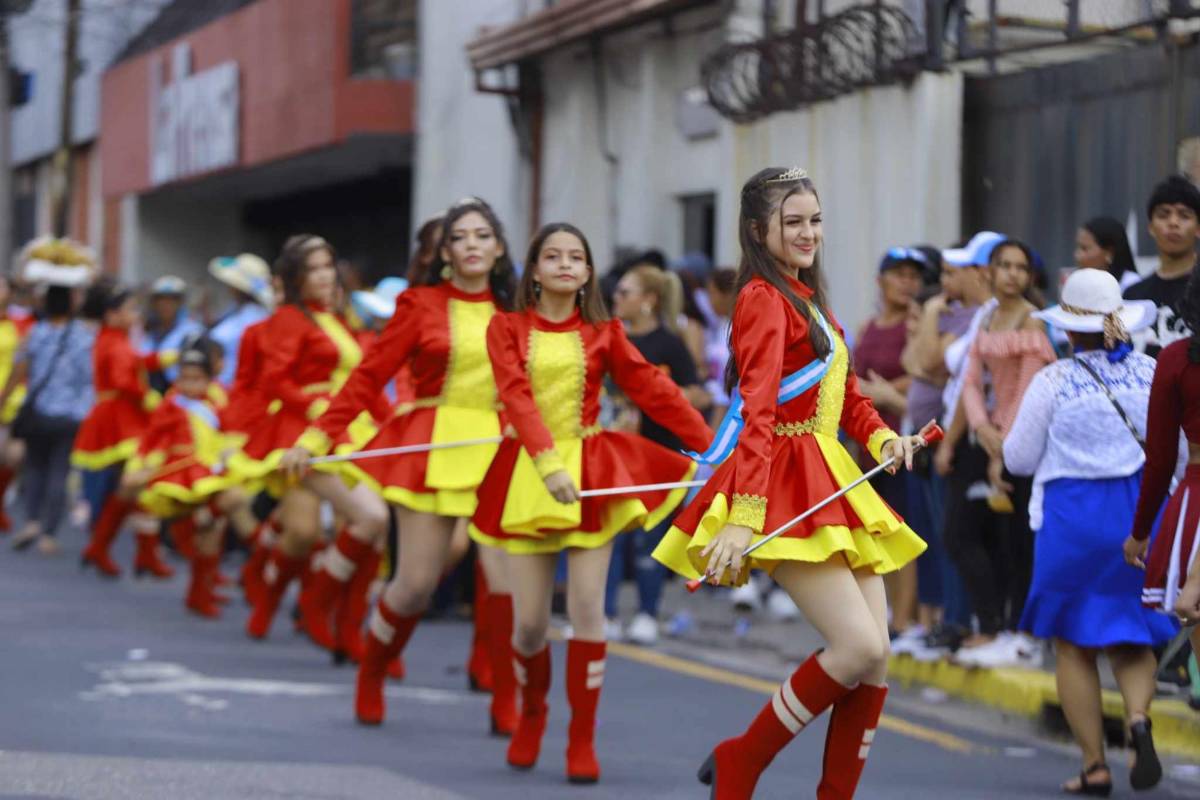 Desfiles patrios de Honduras: Profesoras deslumbraron y las palillonas más bonitas enamoraron