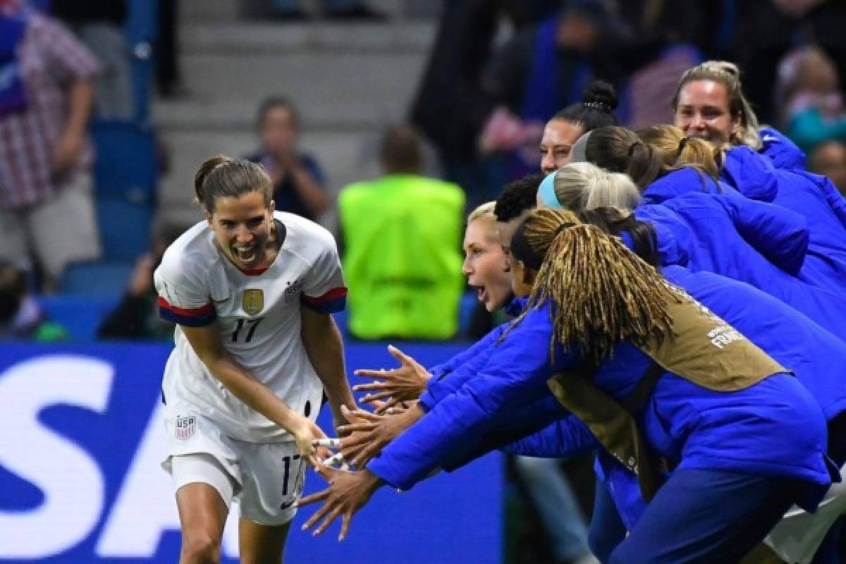 TOPSHOT - United States' forward Tobin Heath (L) celebrates after scoring a goal during the France 2019 Women's World Cup Group F football match between Sweden and USA, on June 20, 2019, at the Oceane Stadium in Le Havre, northwestern France. (Photo by Damien MEYER / AFP)
