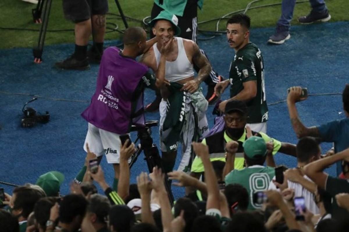 Fotos: La maldición de tocar la Copa Libertadores antes del juego y el gran festejo del Palmeiras