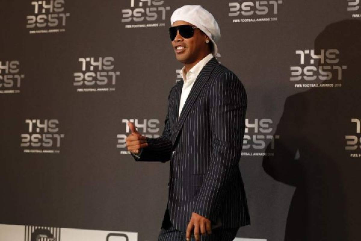 Former Brazil and Barcelona player Ronaldinho poses for a photograph as he arrives for The Best FIFA Football Awards ceremony, on September 24, 2018 in London. / AFP PHOTO / Adrian DENNIS