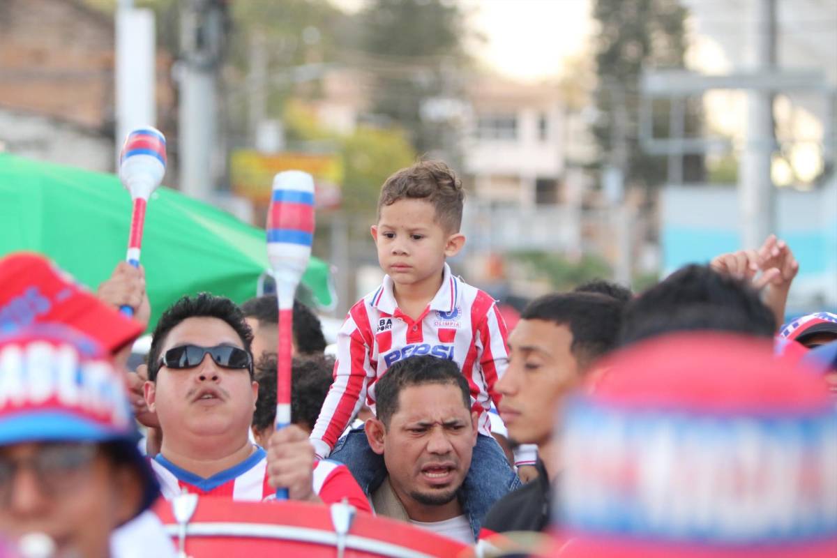 Impresionante recibimiento a Olimpia en la final contra Motagua, los tres legionarios europeos que sorprendieron y las dos bellezas