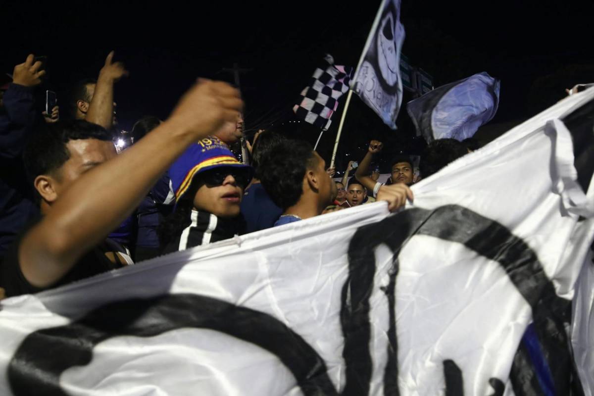 ¡Locura! Afición de Motagua arropa al club con banderazo; niño sorprende a Javier López