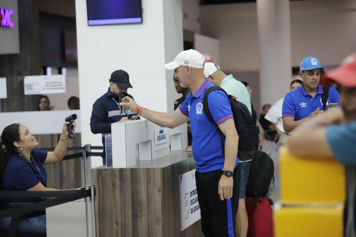 Menjívar y Edwin fueron sorprendidos y fan robó suspiros: Olimpia voló a Panamá