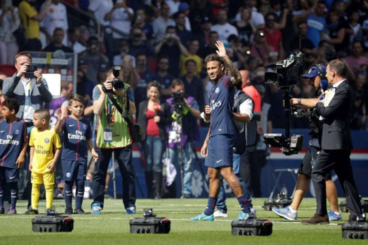 Neymar desata la locura en su presentación en el Parque de los Príncipes