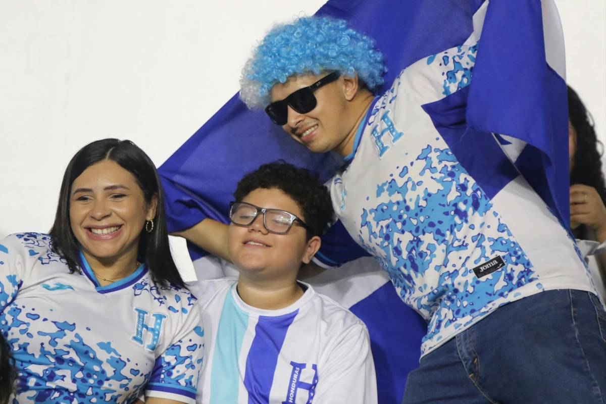 ¿Quién era la chica de azul? Pancarta sorprende, ritmo punta y jamaiquino con un ojo en Guatemala
