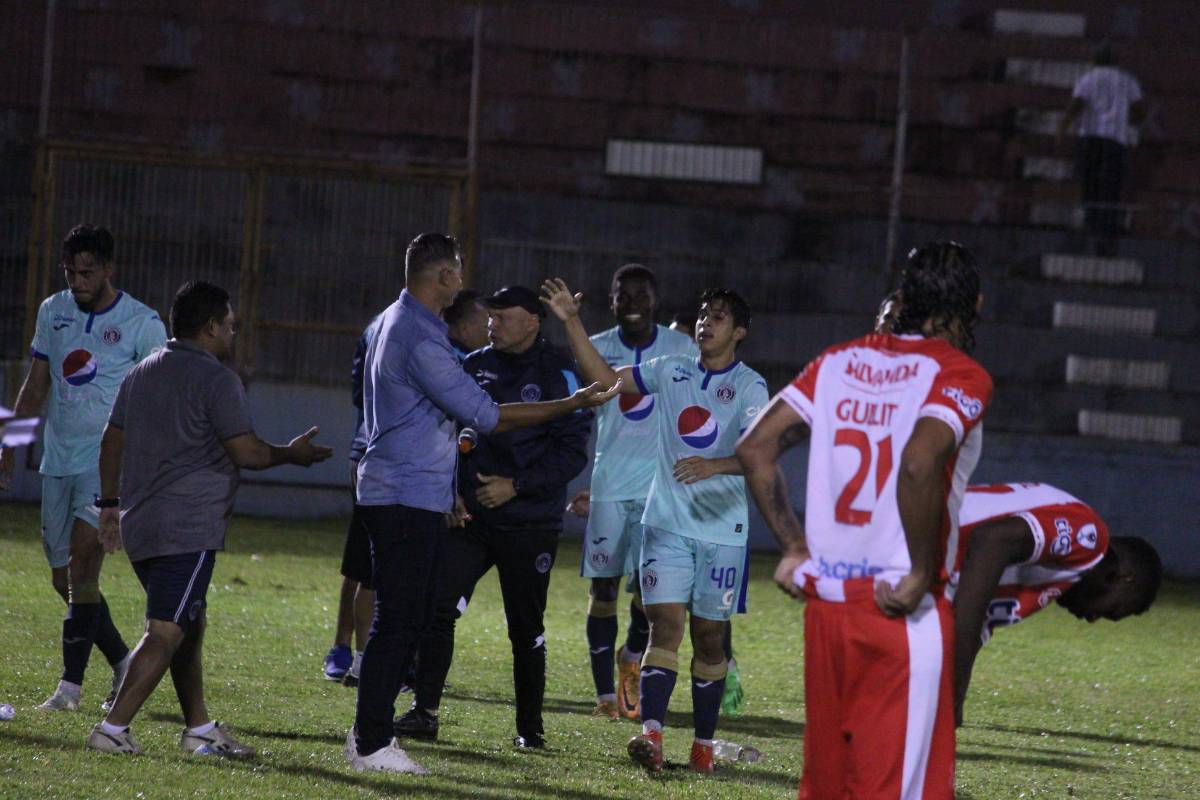 Debut amargo: Así fue el estreno del volante mexicano Carlos Gullit Peña con los colores del Vida