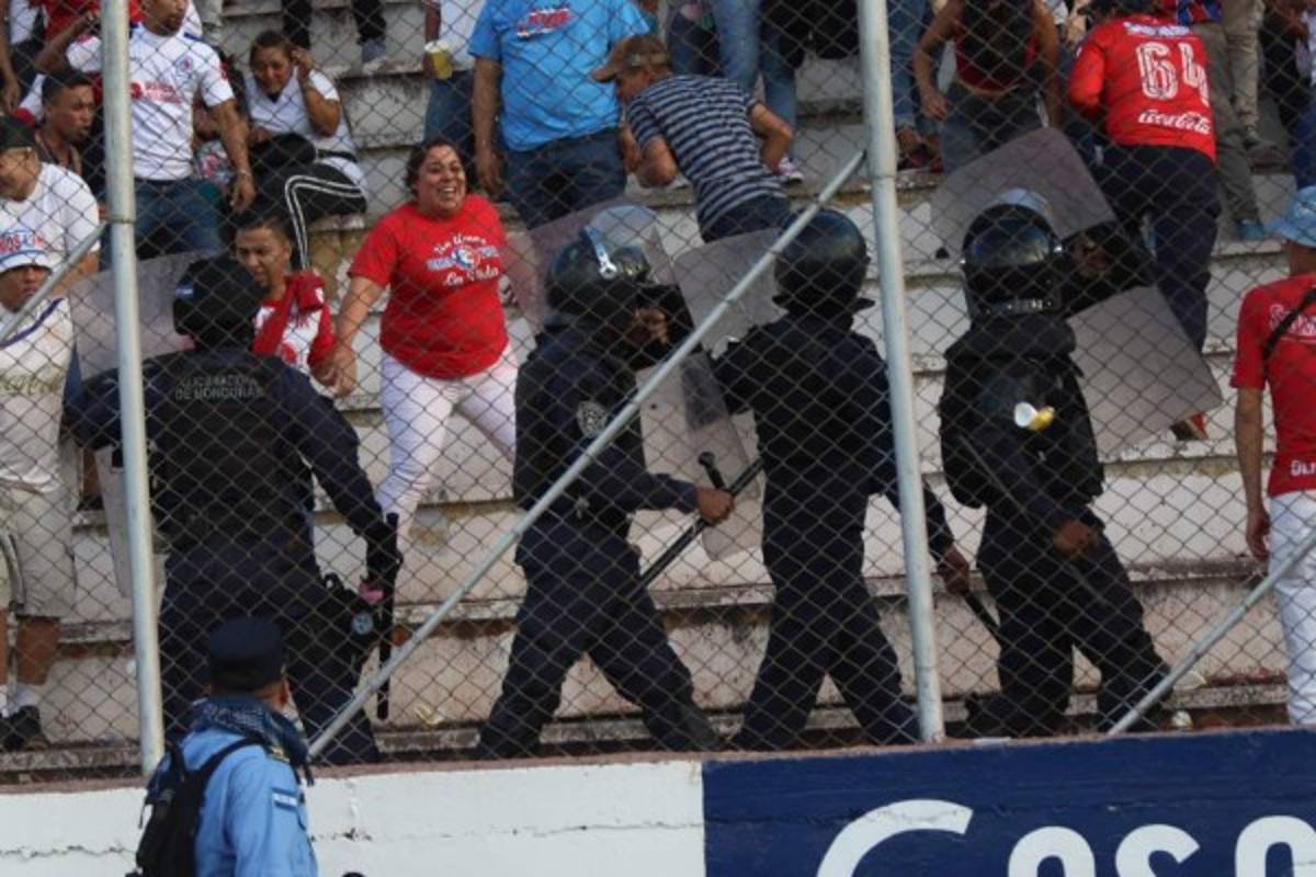 Curiosas: Eufórico festejo de Keosseián y la bronca en las gradas del Nacional