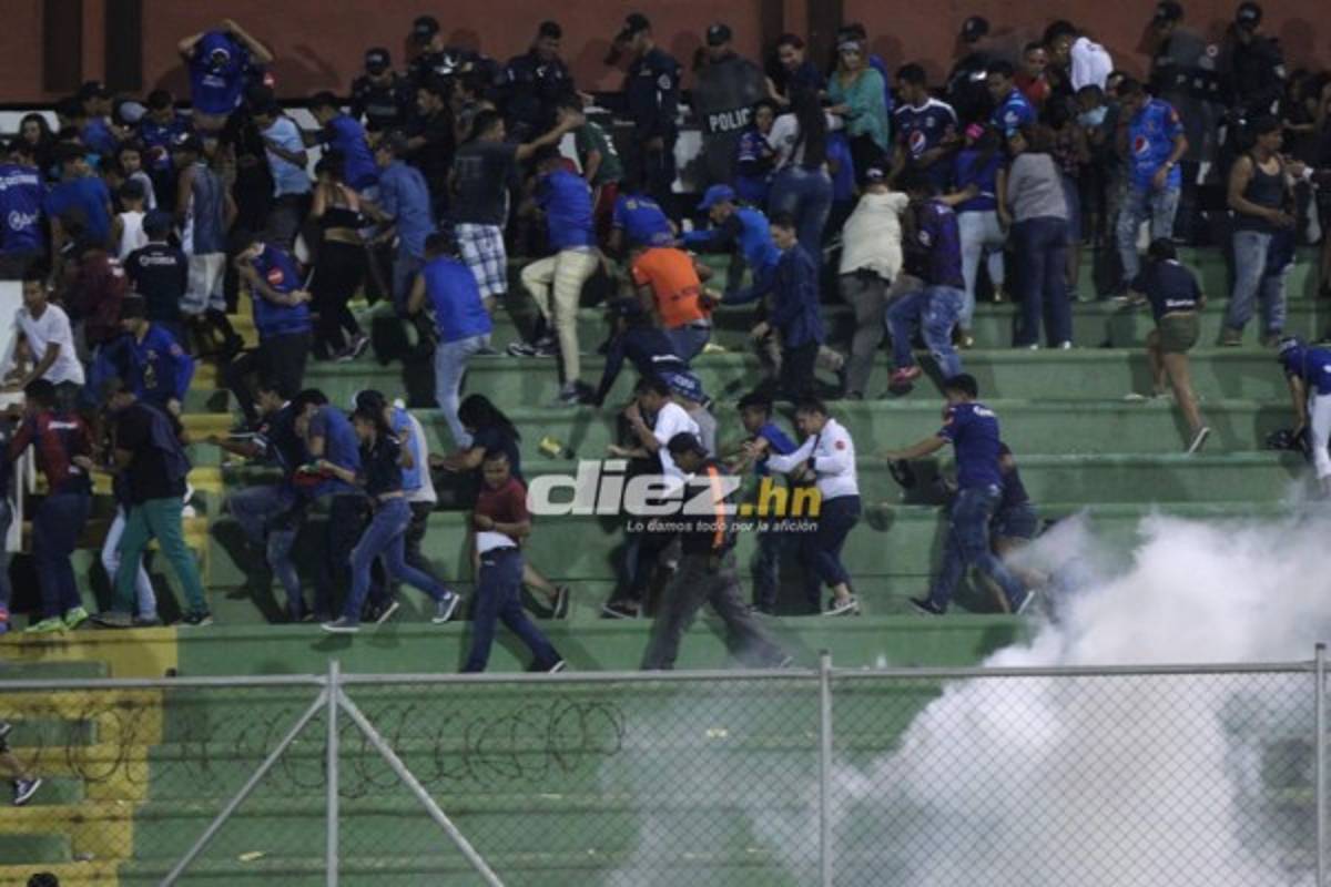 ¡Penoso! Bronca en la cancha de Comayagua y caos en las gradas por gas lacrimógeno