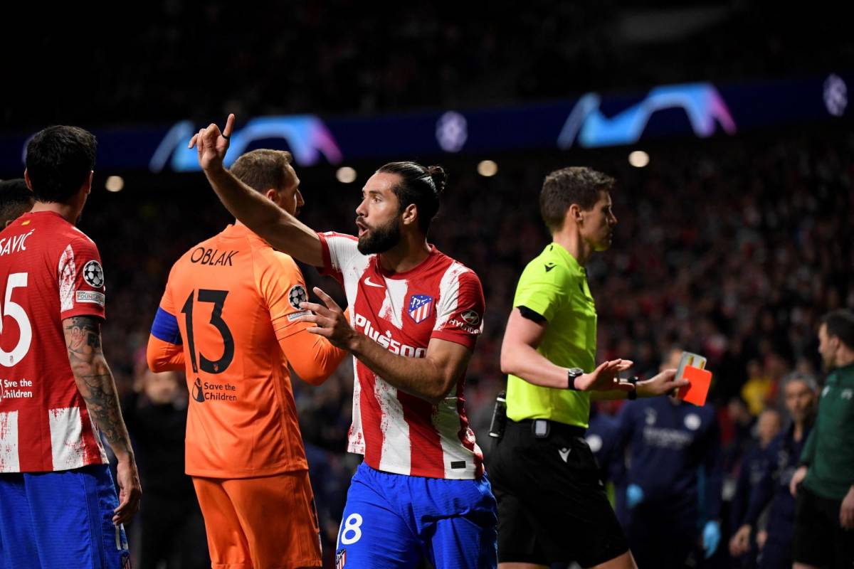 Un final de alto voltaje en el Wanda y Anfield: Cholo Simeone y sus jugadores del Atlético descontrolados en contra del árbitro