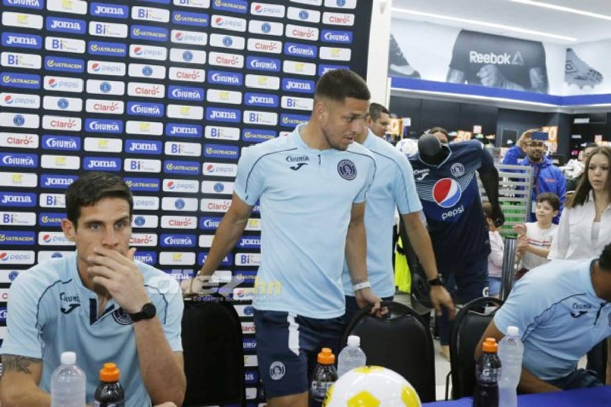 Dos chicas hermosas: Afición del Motagua acuerpa a su equipo previo al clásico ante Olimpia