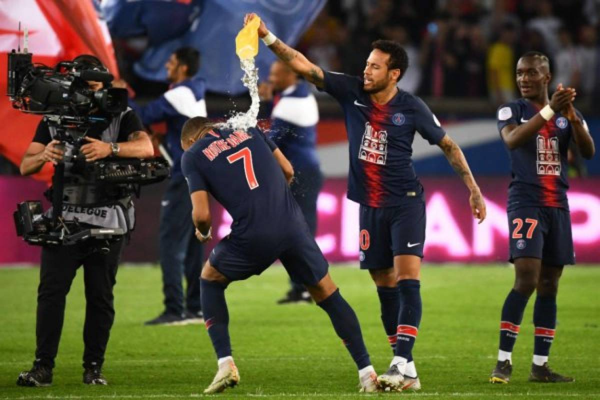 Así fue el emotivo regreso de Neymar: De rodillas y broma a Mbappé para celebrar el título del PSG