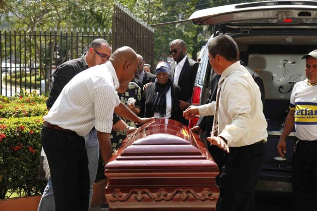 Así fue el sufrimiento de David Suazo y su familia en el último adiós a su padre