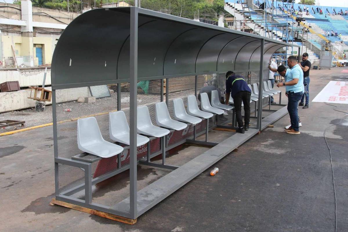 No se vio por TV: Interceptan a Troglio llegando al estadio, el look del Chino López y, ¿qué hacían en los banquillos?