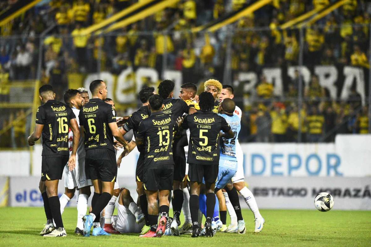 ¡Bronca en el clásico! Buba López estuvo incontrolable y el juego Real España vs Olimpia tuvo su nota negativa