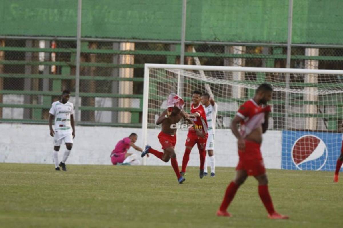 Fotos: Belleza, Golazo de Jeison Mejía en el Excélsior y pancarta contra el racismo