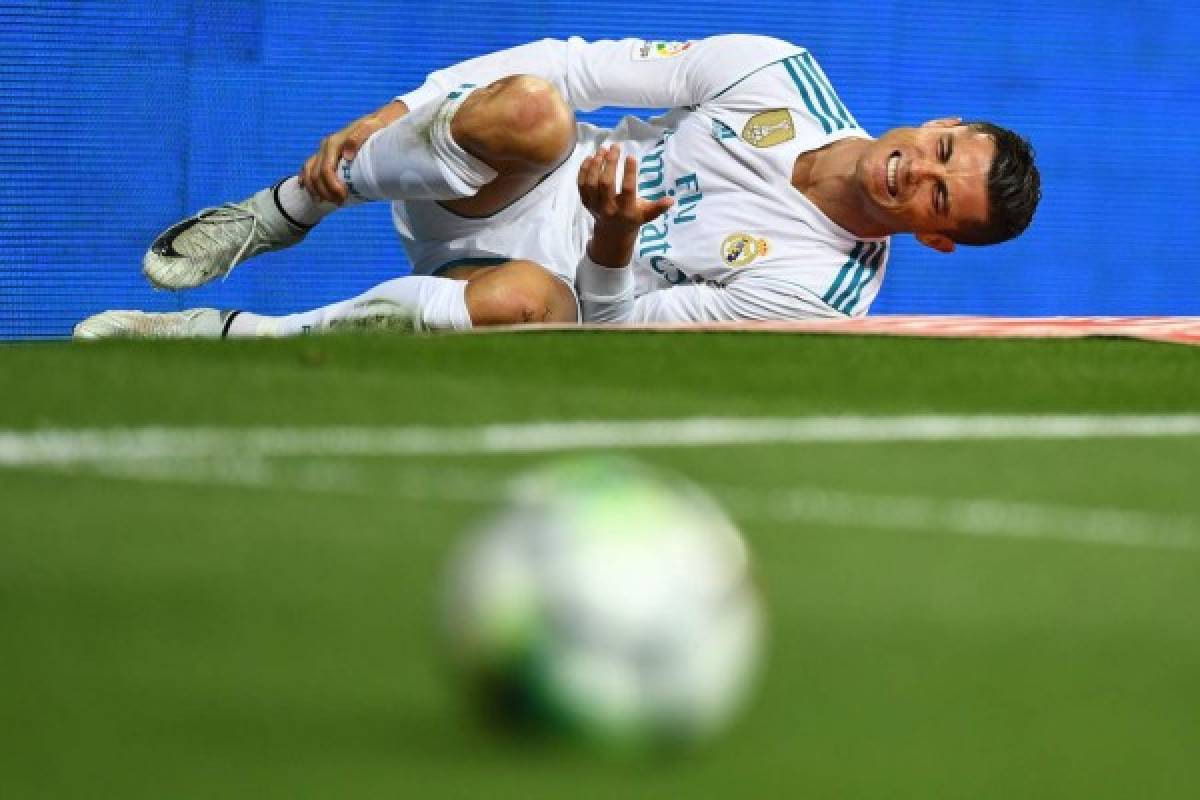 Real Madrid's Portuguese forward Cristiano Ronaldo reacts after being fouled during the Spanish league football match Real Madrid CF vs RCD Espanyol at the Santiago Bernabeu stadium in Madrid on October 1, 2017. / AFP PHOTO / GABRIEL BOUYS
