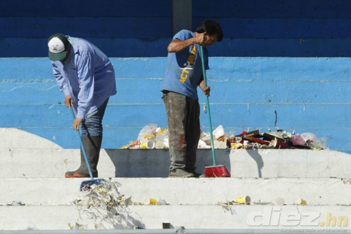 Botellas de vidrio, portones rotos y piedras, así amaneció el estadio Morazán