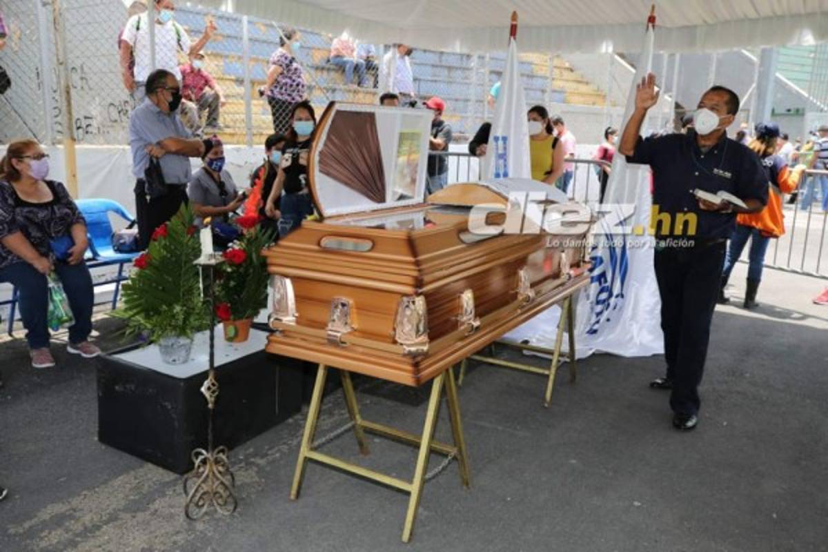 Llanto y consternación en el último adiós de Chelato Uclés en el estadio Nacional de Tegucigalpa