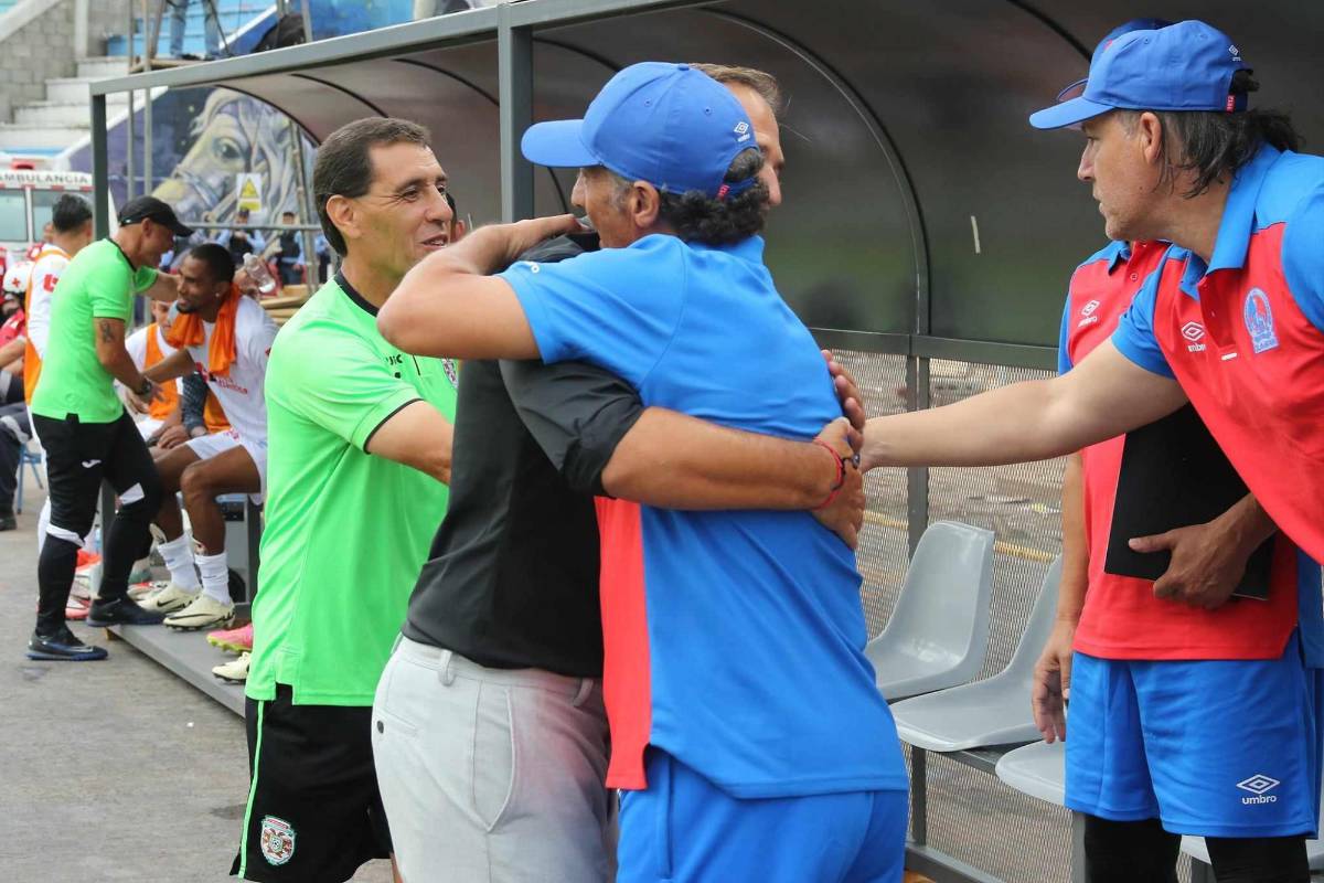 No se vio por TV: Interceptan a Troglio llegando al estadio, el look del Chino López y, ¿qué hacían en los banquillos?