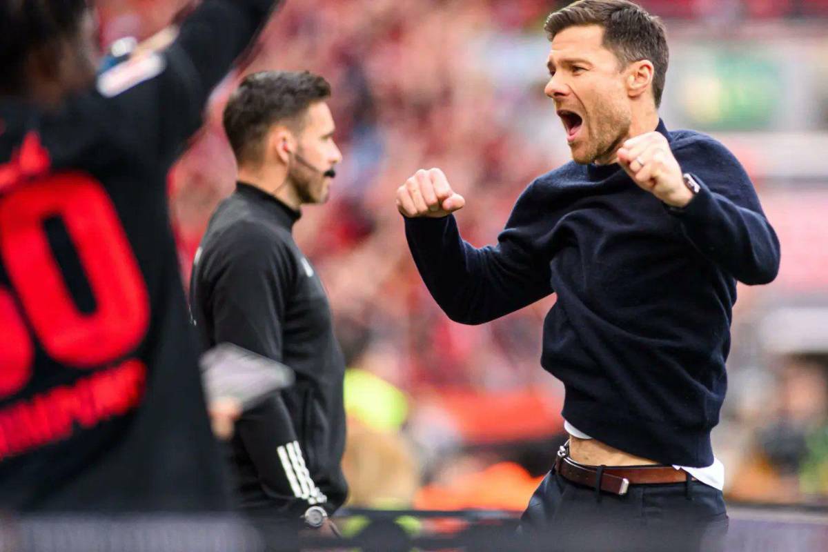 Fotos: Xabi Alonso se ‘hunde’ en el alcohol y la loca invasión de la afición del Bayer Leverkusen tras quedar campeones