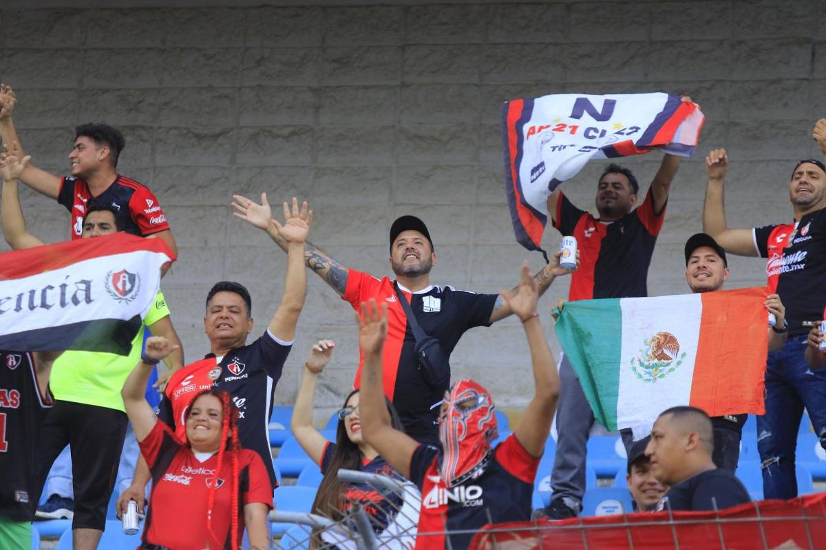 ¡Ambientazo de Champions! Invasión de olimpistas en el Olímpico y el grupo de afición del Atlas que se hace sentir