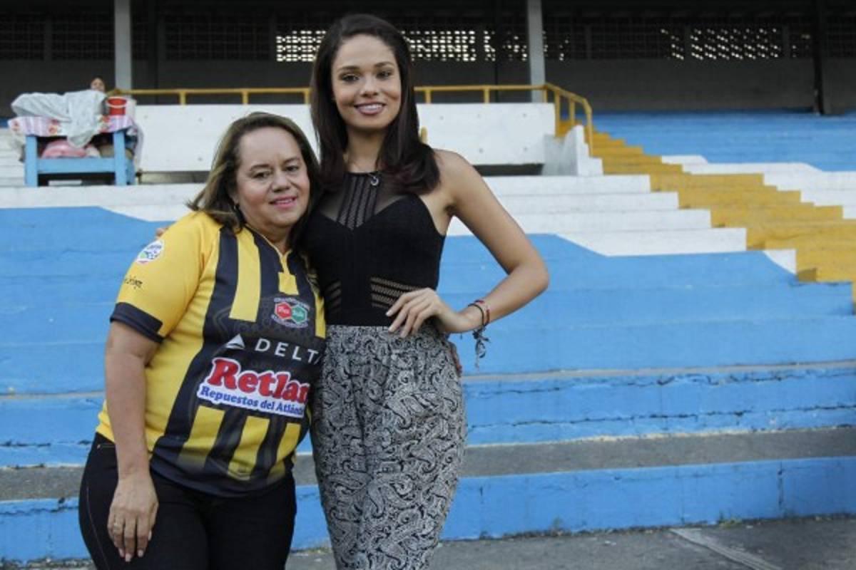 ¡HERMOSAS! Una Reina de Belleza entre las chicas lindas que asistieron a los estadios