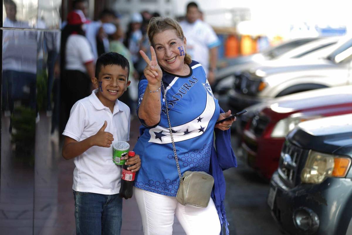 La hermosa influencer que se divirtió con los seleccionados, bellas catrachas adornaron el Nacional y el look de Rambo