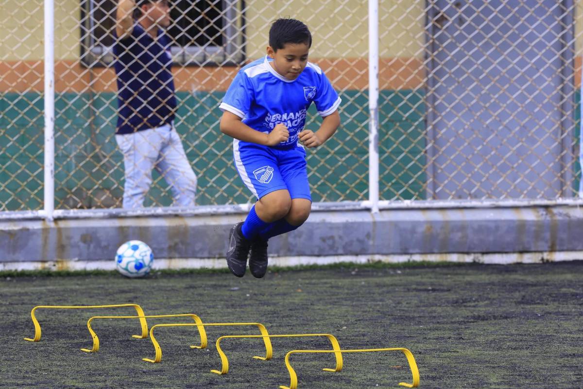 David Suazo, Wilson Palacios, Maynor Figueroa y otros exjugadores llevan vida y fútbol en las Clínicas Hermanos Catrachos
