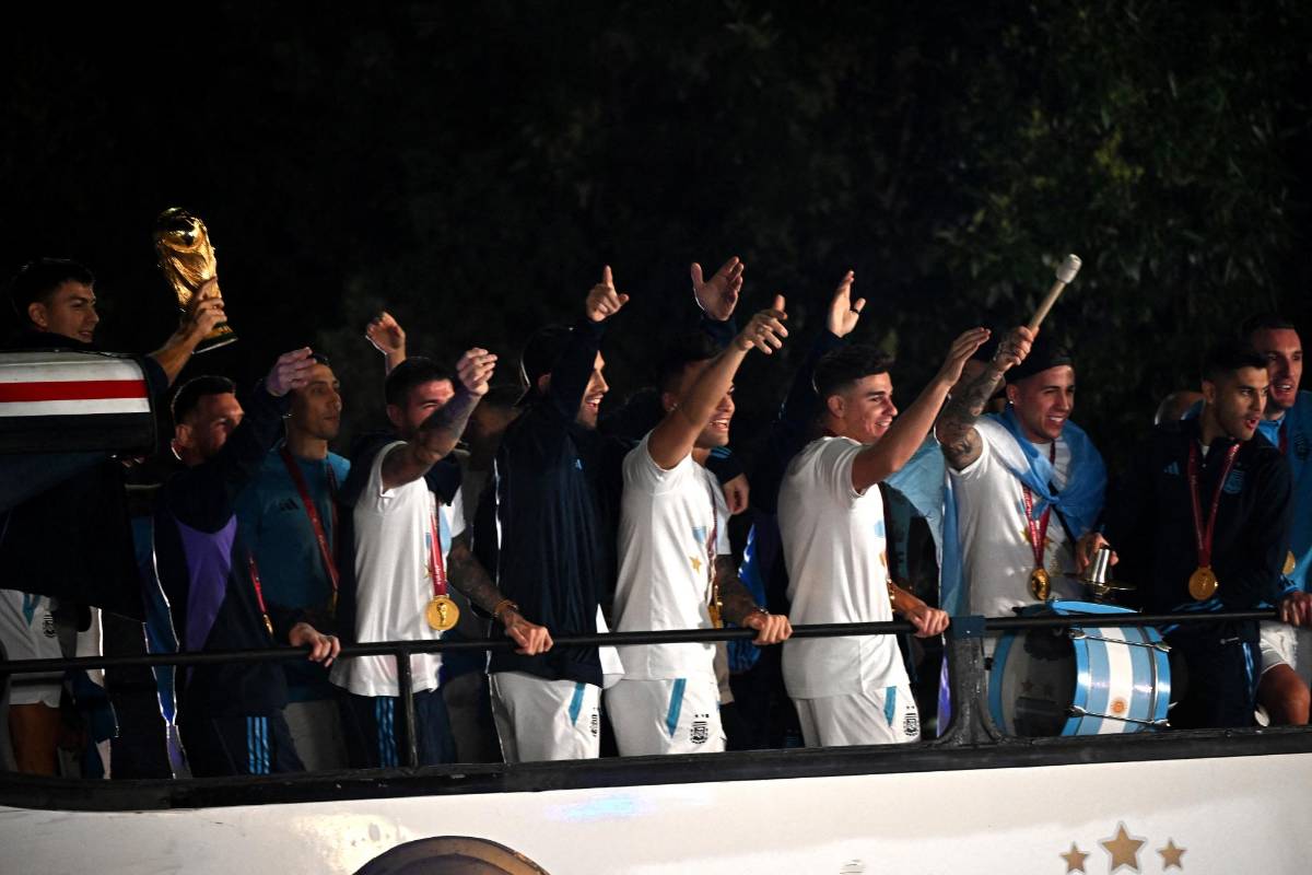 La copa está en casa: El espectacular recibimiento en Argentina a Messi y los campeones del Mundo