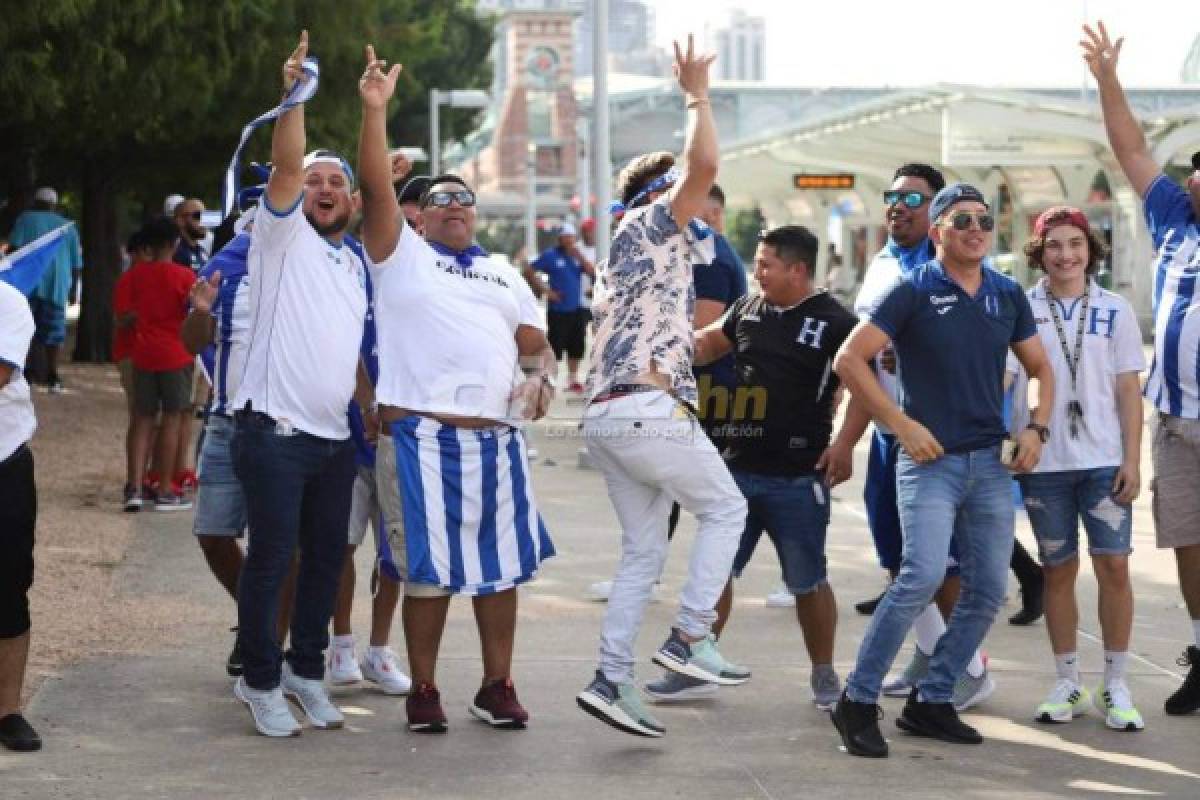 Invasión de hinchas a la cancha, familias reunidas y bellas chicas en el Honduras-Panamá