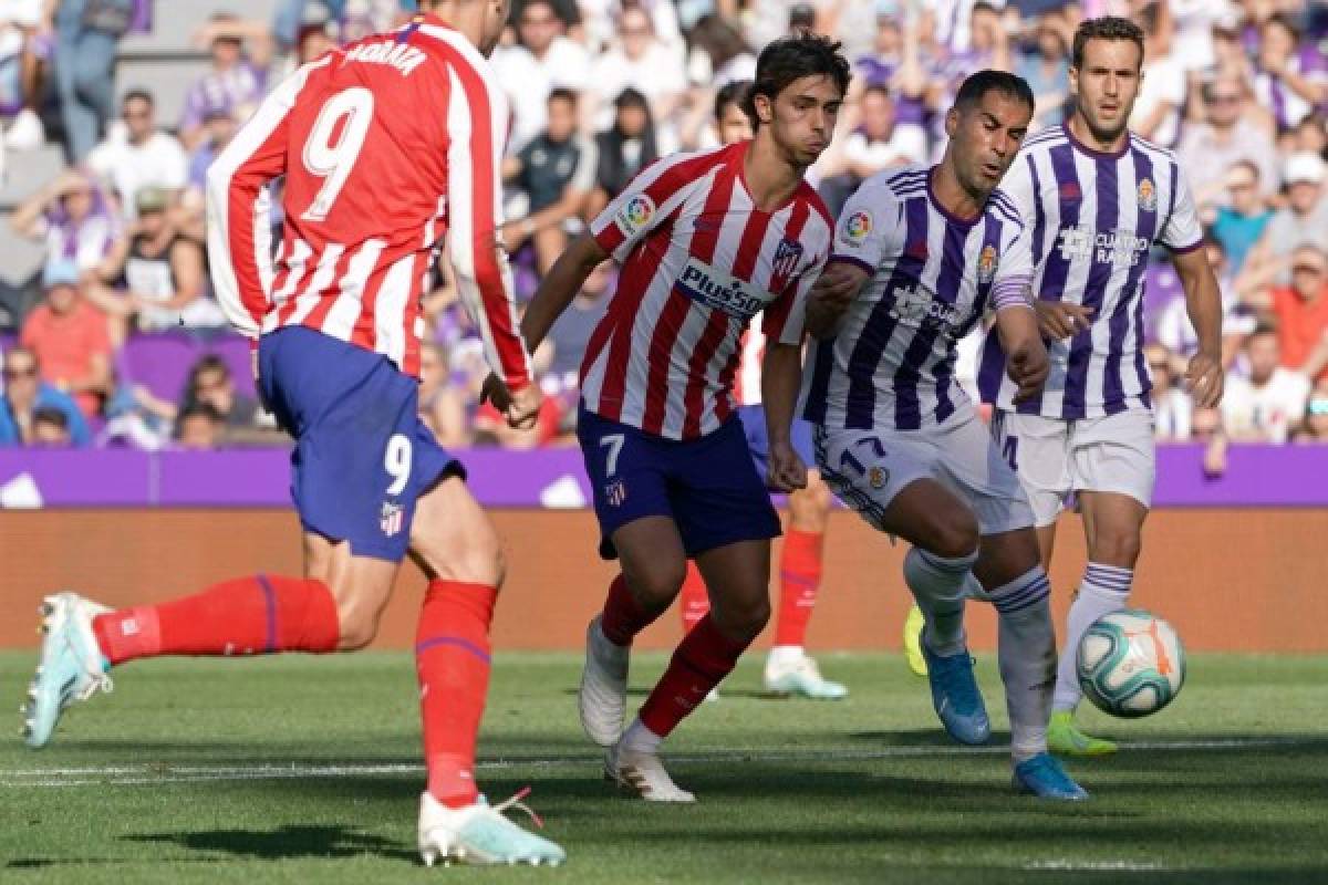 Atletico Madrid's Portuguese forward Joao Felix (L) vies with Real Valladolid's Spanish defender Javi Moyano during the Spanish league football match between Real Valladolid FC and Club Atletico de Madrid at the Jose Zorilla stadium in Valladolid on October 6, 2019. (Photo by CESAR MANSO / AFP)