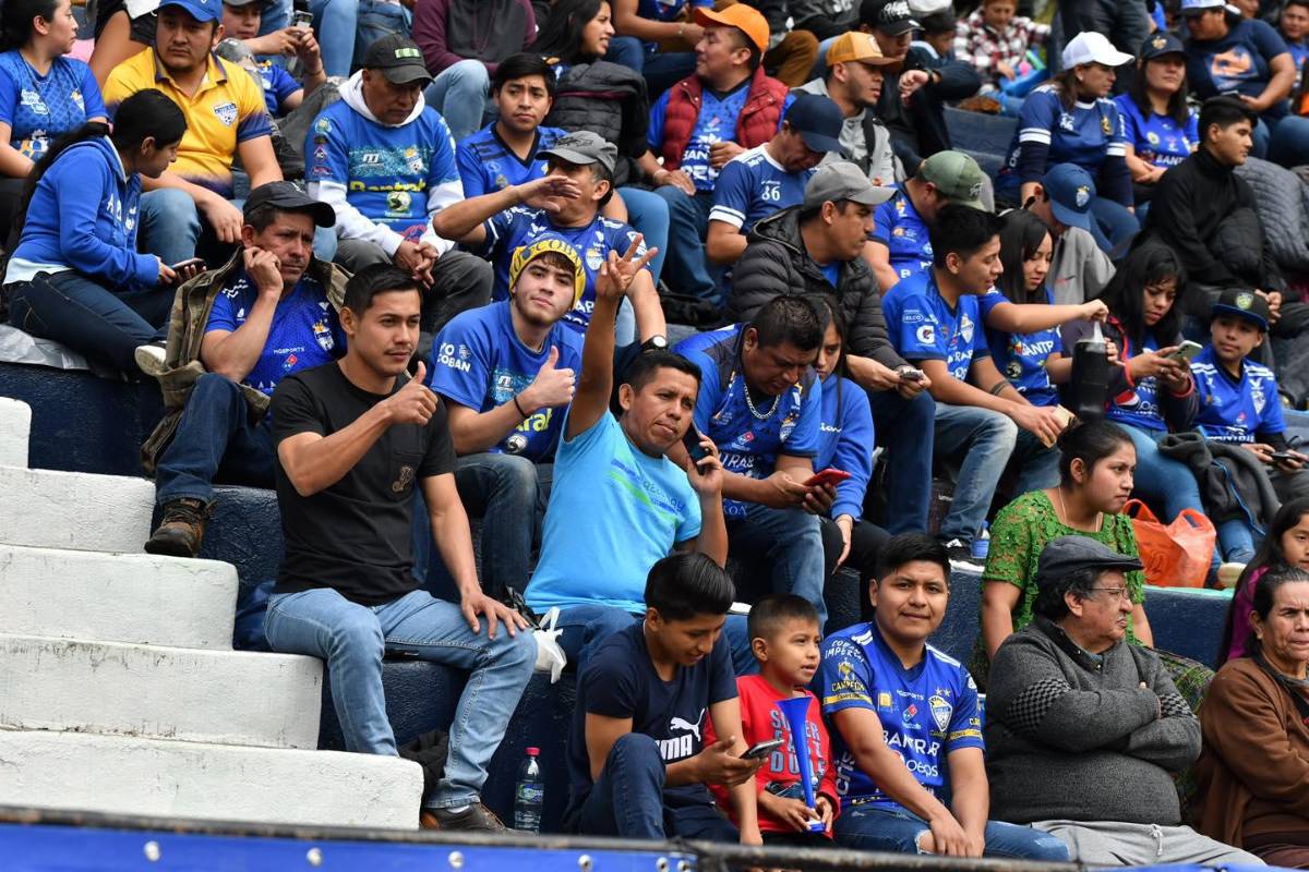 El estadio de Guatemala donde la gente se sienta a ver los partidos en las faldas de una montaña: ¡Una auténtica belleza!