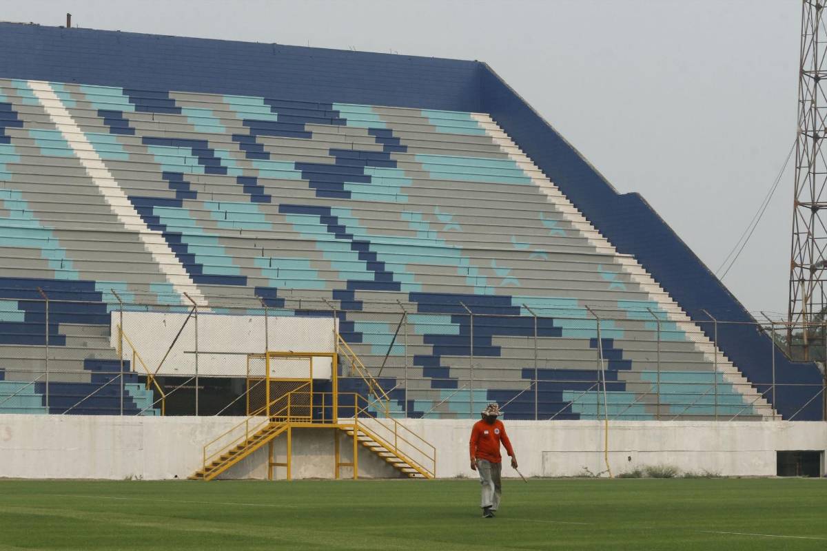 ¡Como mesa de billar! Estadio Morazán luce espectacular nueva grama y comienzan a realizar instalaciones