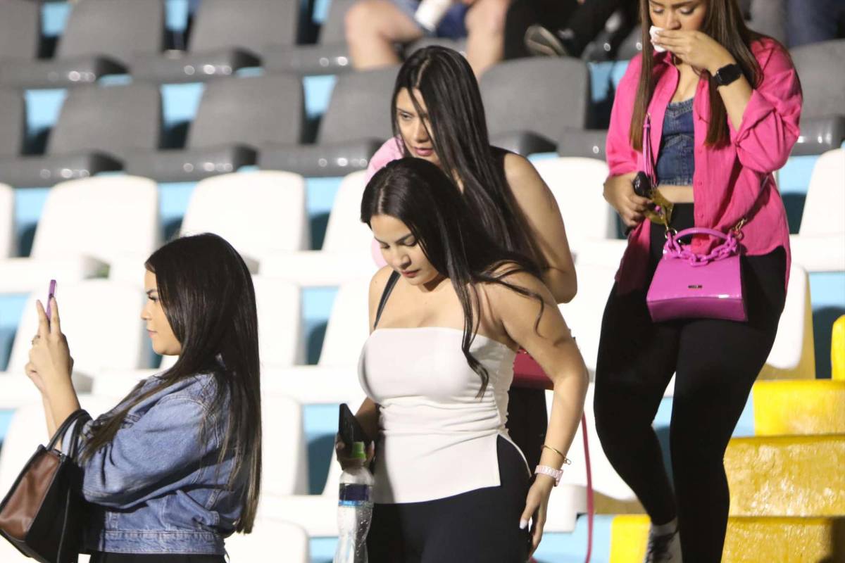 No se vio por TV: Interceptan a Troglio llegando al estadio, el look del Chino López y, ¿qué hacían en los banquillos?