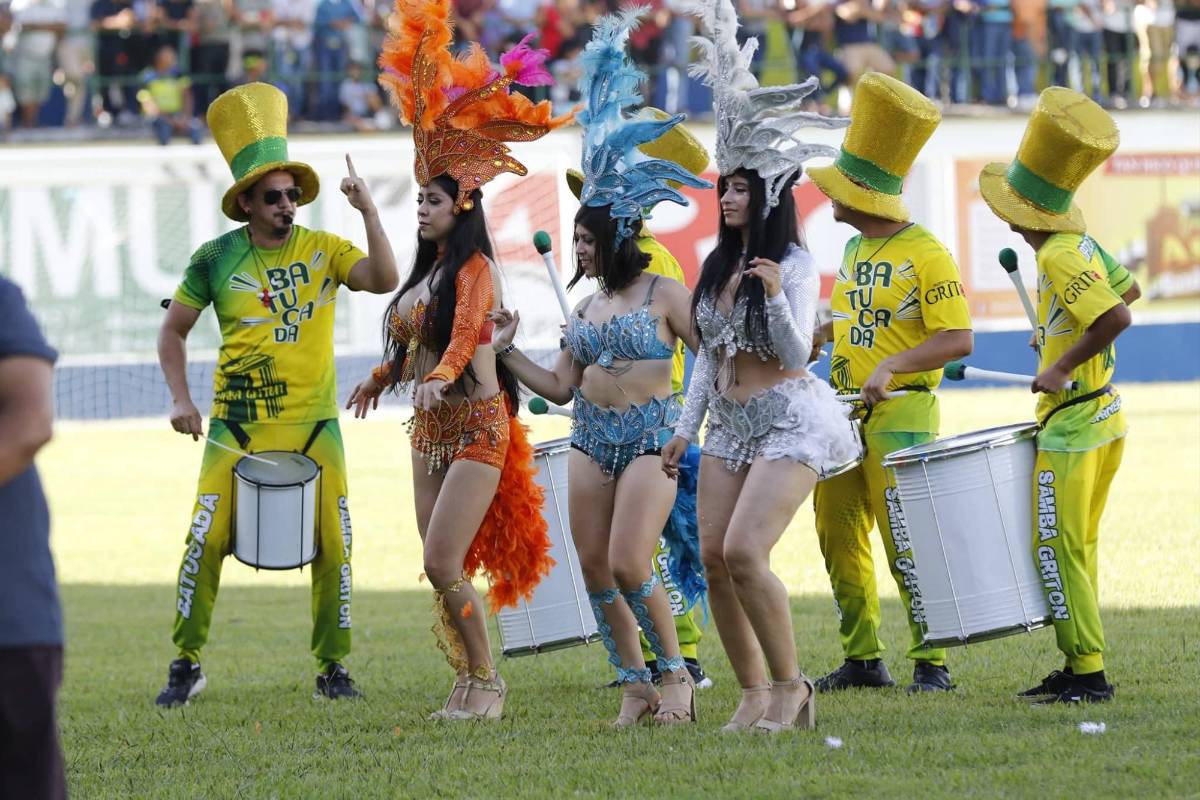 Olimpia causa locura en Olancho: Pedro Troglio se deja querer por la afición, bellas modelos de la batucada y caballos de raza