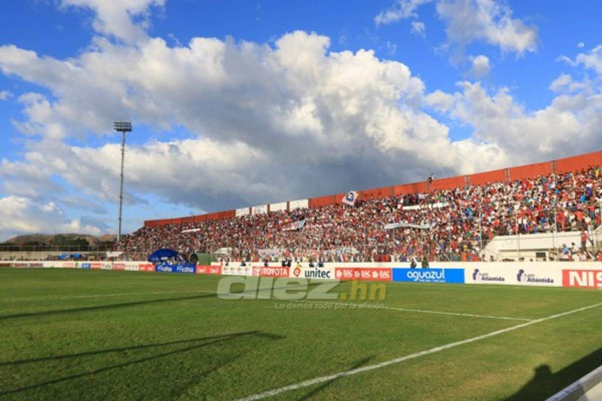 NO VISTE EN TV: Saludo a Vargas, aficionada queda en brasier y niño irrumpe el clásico