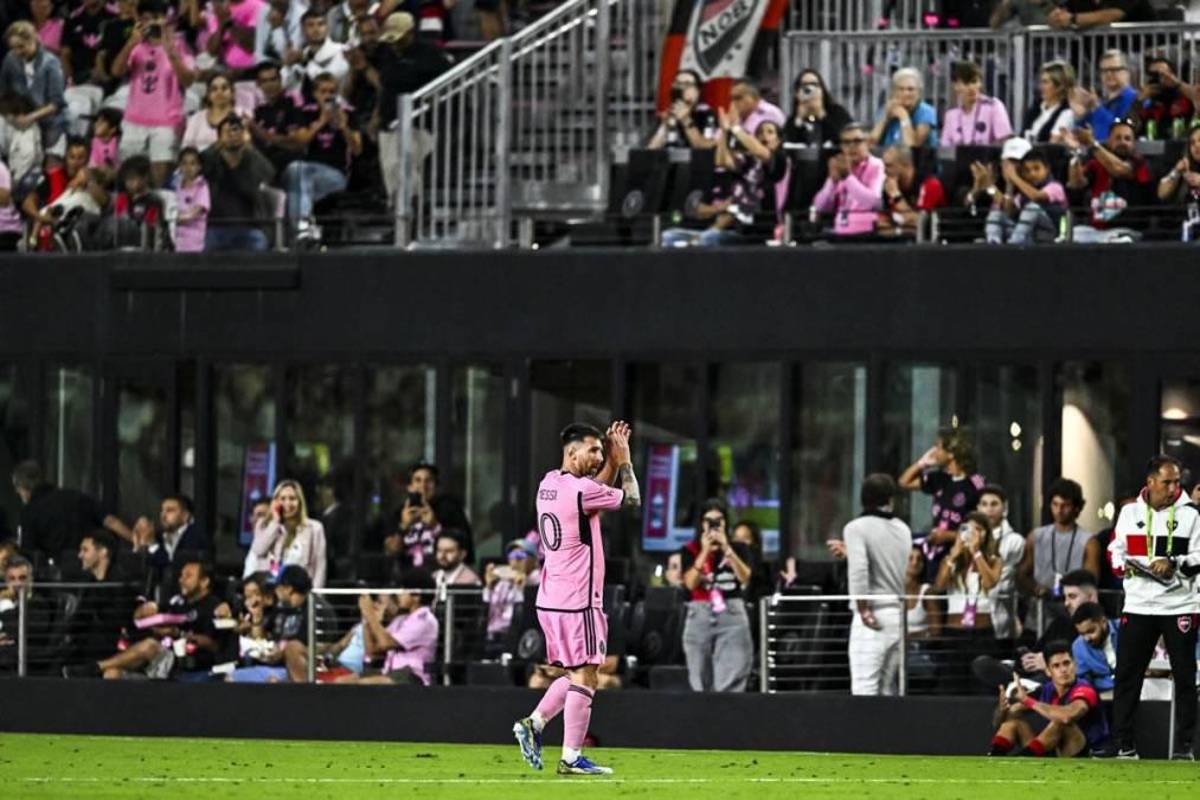 Beso a Messi, lindo gesto de Leo con Newell’s y el jugador que se llevó la camisa del “10” en su partido más especial